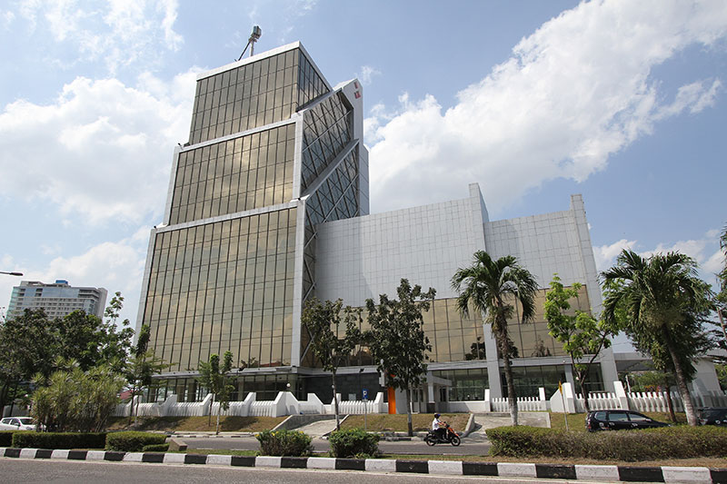 Gedung Menara Bank Riau Kepri.(DEFIZAL/RIAUPOS.CO)
